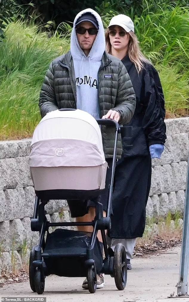 Robert Pattinson và bạn gái diễn viên đón con đầu lòng, lần đầu lộ diện cùng thiên thần nhỏ - Ảnh 4.