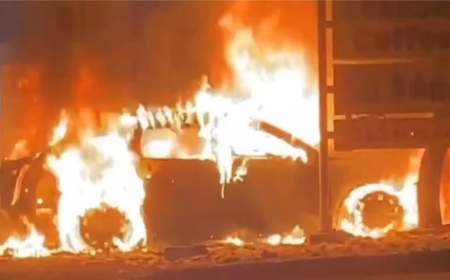 VIDEO: Mazda CX8 bất ngờ bốc cháy ngùn ngụt - Ảnh 1.