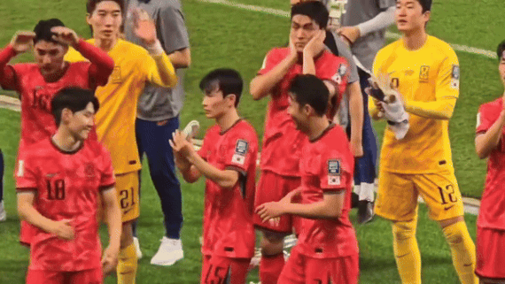Khoảnh khắc hot nhất bóng đá xứ Hàn: Son Heung-min dang tay ôm chầm Lee Kang-in, bao giận hờn như tan biến! - Ảnh 3.