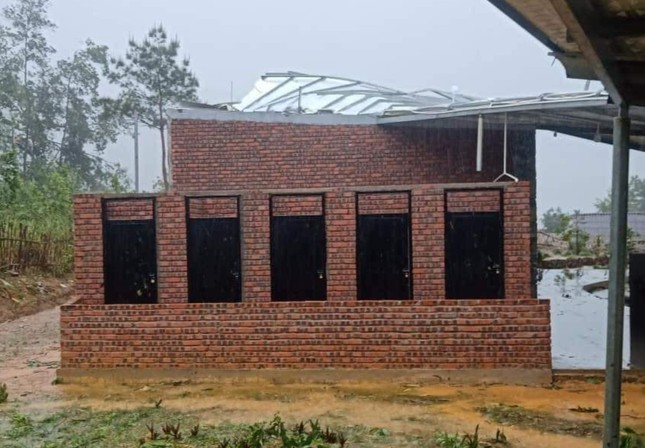 Mưa lớn kèm gió lốc khiến nhiều ngôi nhà, trường học ở Hà Giang bị hư hỏng - Ảnh 10.