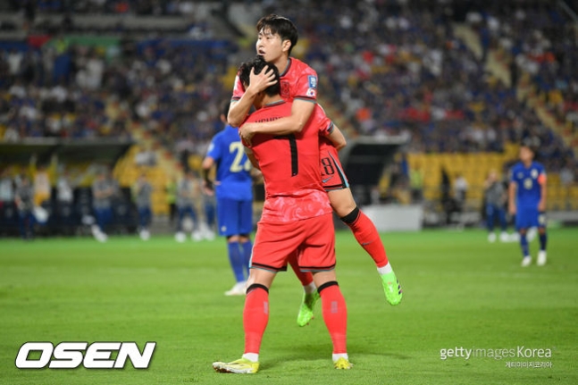 Khoảnh khắc hot nhất bóng đá xứ Hàn: Son Heung-min dang tay ôm chầm Lee Kang-in, bao giận hờn như tan biến! - Ảnh 2.