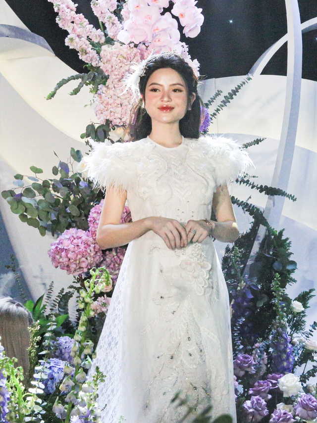Cô dâu Chu Thanh Huyền xuất hiện với vòng 2 tròn lẳn trong ngày cưới, liên tục lấy tay che bụng - Ảnh 6.