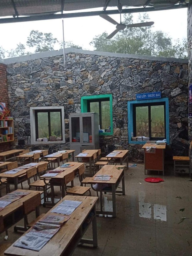 Mưa lớn kèm gió lốc khiến nhiều ngôi nhà, trường học ở Hà Giang bị hư hỏng - Ảnh 8.