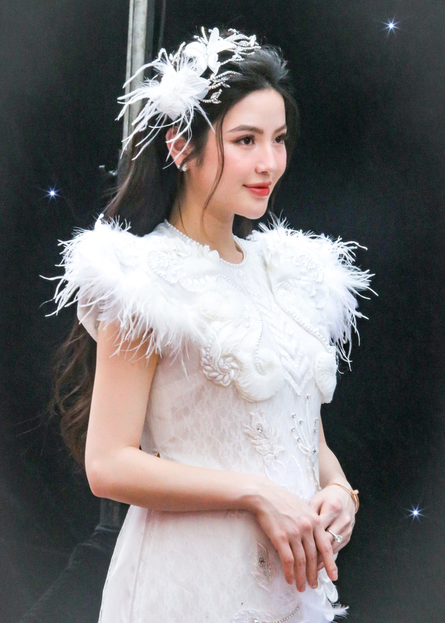 Cô dâu Chu Thanh Huyền xuất hiện với vòng 2 tròn lẳn trong ngày cưới, liên tục lấy tay che bụng - Ảnh 4.