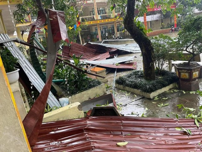 Mưa lớn kèm gió lốc khiến nhiều ngôi nhà, trường học ở Hà Giang bị hư hỏng - Ảnh 6.