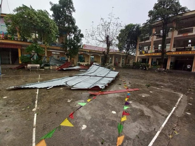 Mưa lớn kèm gió lốc khiến nhiều ngôi nhà, trường học ở Hà Giang bị hư hỏng - Ảnh 5.