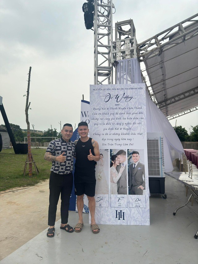 Tấm bảng in nội dung đặc biệt gửi đến 1.200 khách mời ở rạp cưới Quang Hải - Chu Thanh Huyền - Ảnh 3.