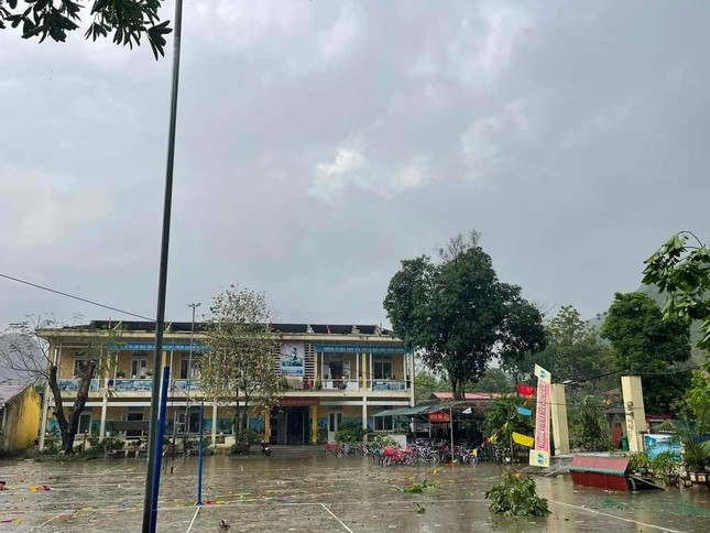 Mưa lớn kèm gió lốc khiến nhiều ngôi nhà, trường học ở Hà Giang bị hư hỏng - Ảnh 4.