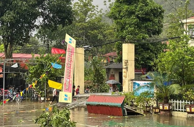 Mưa lớn kèm gió lốc khiến nhiều ngôi nhà, trường học ở Hà Giang bị hư hỏng - Ảnh 3.