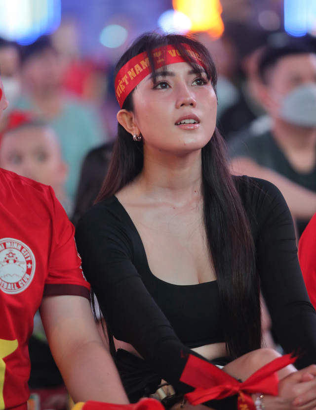 Nữ CĐV gây sốt khắp cõi mạng sau trận đấu của tuyển Việt Nam vì quá xinh đẹp