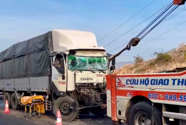 Tai nạn trên cao tốc Vĩnh Hảo - Phan Thiết, tài xế tử vong trong ca bin bẹp rúm - Ảnh 1.