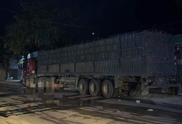 Va chạm xe đầu k&eacute;o, 2 thiếu ni&ecirc;n 15 tuổi đi xe m&aacute;y thương vong - Ảnh 1.