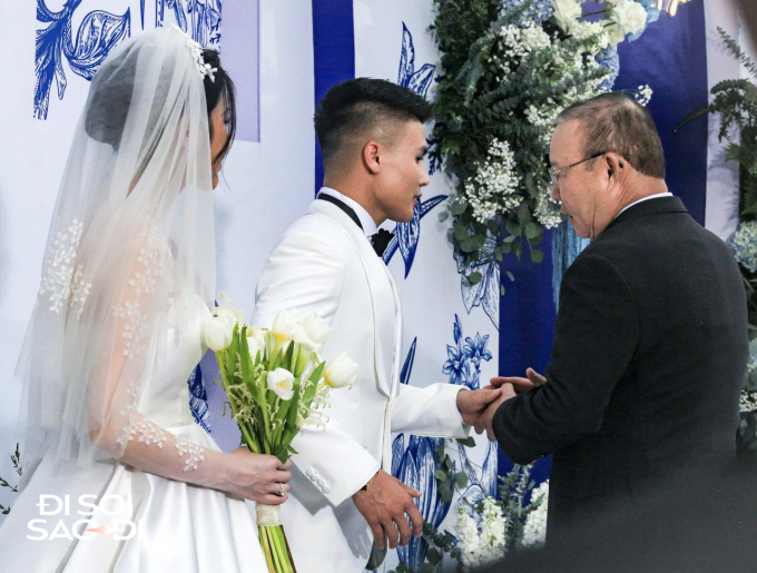 HLV Park Hang-seo dặn dò Quang Hải trong ngày cưới Chu Thanh Huyền, ông Troussier vắng mặt sau lùm xùm ngó lơ Hải con - Ảnh 3.
