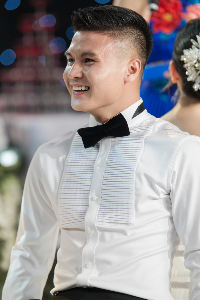 Ảnh nét căng Quang Hải thơm má Chu Thanh Huyền, khom lưng xỏ giày cho vợ rồi bất ngờ tỏ tình anh yêu em khép lại đám cưới - Ảnh 8.