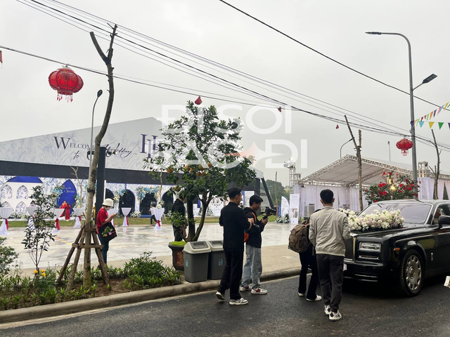 Cập nhật những hình ảnh đầu tiên tại nhà Quang Hải trước giờ đón dâu: Họ hàng check-in tưng bừng, chú rể đã lên đồ! - Ảnh 1.