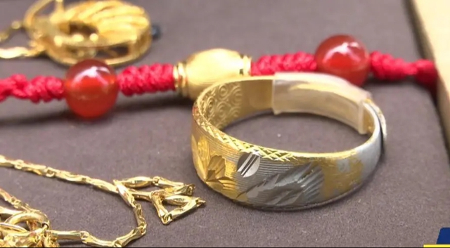 Người phụ nữ mua nhẫn vàng 10 ngày đã đổi màu lạ: Chủ cửa hàng quyết không hoàn tiền với lý do khách đeo nhẫn đi tắm - Ảnh 4.