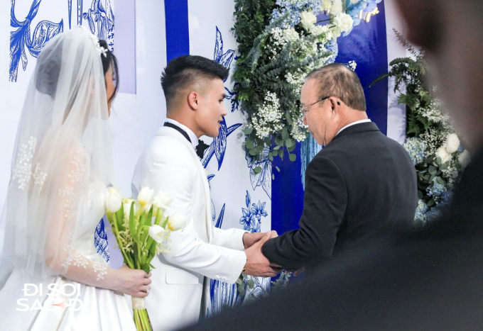 HLV Park Hang-seo dặn dò Quang Hải trong ngày cưới Chu Thanh Huyền, ông Troussier vắng mặt sau lùm xùm ngó lơ Hải con - Ảnh 2.