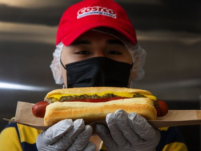 Lỗ hơn 7,4 nghìn tỷ mỗi năm để câu khách: Chiêu trò bán hàng đằng sau chiếc hotdog giá 37 nghìn đồng suốt 40 năm của chuỗi siêu thị nổi tiếng - Ảnh 1.