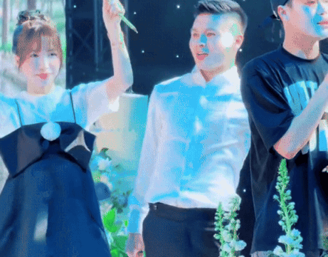 Hoà Minzy tái ngộ cầu thủ từng vướng nghi vấn hẹn hò, hát loạt hit cực tình cảm tại đám cưới Quang Hải - Ảnh 3.