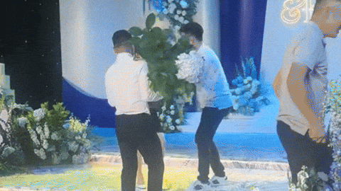 Video: Quang Hải bê cả chậu hoa lên tặng Hoà Minzy, hội cầu thủ quậy tưng bừng đám cưới - Ảnh 2.
