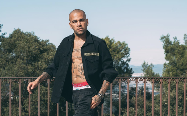 Ra t&ugrave;, ng&ocirc;i sao Dani Alves tiệc t&ugrave;ng th&acirc;u đ&ecirc;m - Ảnh 2.