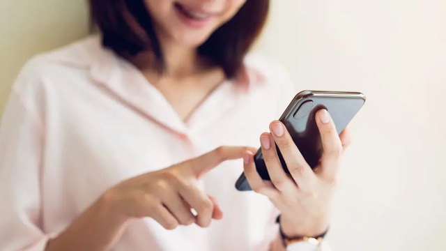 Tranh cãi hiện tượng cầm iPhone quá nhiều khiến ngón tay út biến dạng: Kiểm tra ngay xem bạn có bị không? - Ảnh 2.