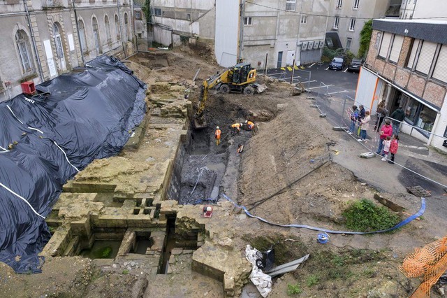 Pháp: Cải tạo khách sạn, phát hiện lâu đài 600 tuổi vùi dưới nền - Ảnh 1.