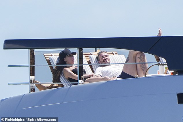 Gia đình David Beckham hâm nóng tình cảm bằng kỷ nghỉ trên du thuyền 500 tỷ, một điểm trên chân Victoria gây chú ý - Ảnh 4.