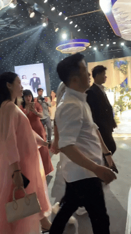 Xót xa khoảnh khắc Đoàn Văn Hậu chân đi tập tễnh vì chấn thương vẫn đến sớm nhất ở đám cưới Quang Hải, luôn nắm tay vợ bầu không rời - Ảnh 1.