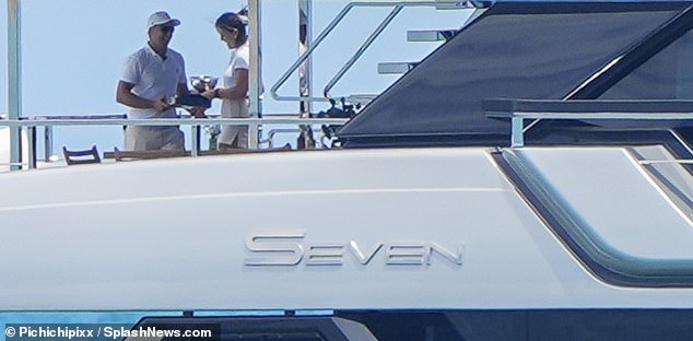 Gia đình David Beckham hâm nóng tình cảm bằng kỷ nghỉ trên du thuyền 500 tỷ, một điểm trên chân Victoria gây chú ý - Ảnh 3.
