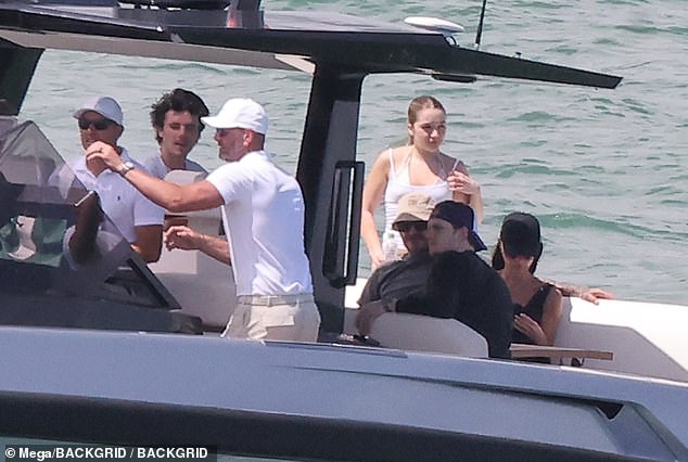 Gia đình David Beckham hâm nóng tình cảm bằng kỷ nghỉ trên du thuyền 500 tỷ, một điểm trên chân Victoria gây chú ý - Ảnh 1.