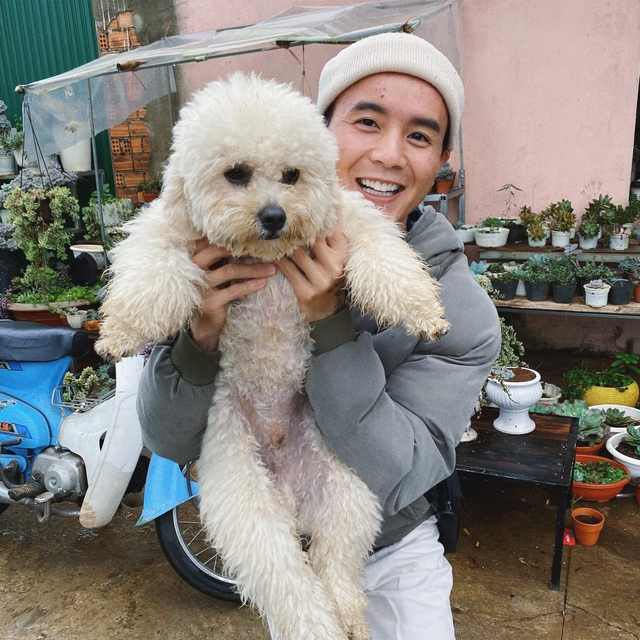 Thành viên chuyên đóng giả con gái trong nhóm hài nổi tiếng gây bất ngờ khi sống ẩn trong núi, từng xuất gia tu tập - Ảnh 2.