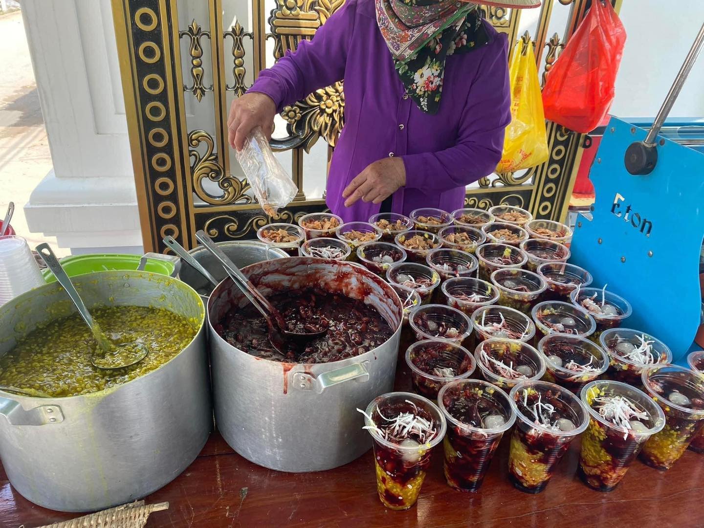 Xôn xao cụ bà ở Vĩnh Phúc ngày ngày tần tảo bán chè trong biệt thự to nhất làng: Bán vì đam mê hay gì? - Ảnh 1.