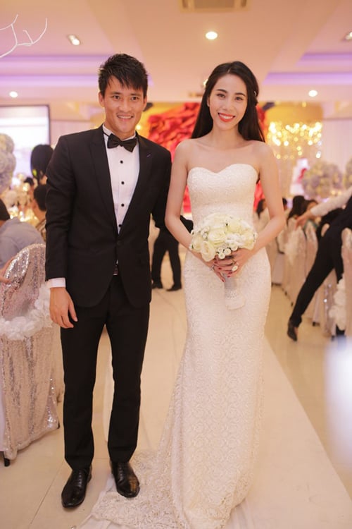 Showbiz Việt có hôn lễ khủng của sao nữ và cầu thủ: Dàn xe đón dâu 20 tỷ, số tiền mừng cưới gây choáng - Ảnh 8.