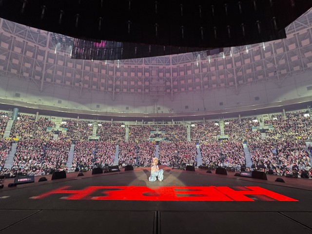 IU diễn đêm concert đầu tiên: Loạt sao ủng hộ, NewJeans làm khách mời, hé lộ cái kết mới của MV đóng với V! - Ảnh 13.