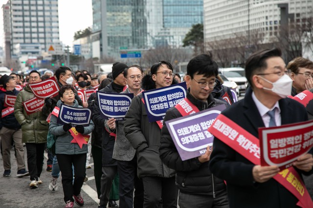 13 ngày khủng hoảng y tế tại Hàn Quốc: Bệnh nhân cấp cứu không ai tiếp nhận, người ở lại kiệt sức đến cùng cực - Ảnh 4.