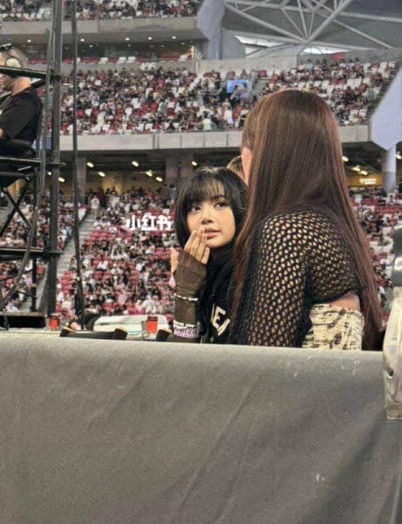 Lisa đang có mặt ở concert Taylor Swift tại Singapore, fan đi TET hôm nay có cheap moment quá xịn! - Ảnh 1.