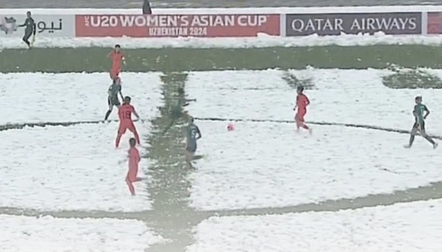 U20 Úc ngược dòng Hàn Quốc trên sân phủ đầy tuyết - Ảnh 1.