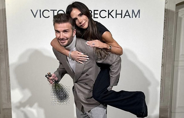 David Beckham gây sốt với loạt khoảnh khắc ân cần chăm sóc bà xã: 25 năm vẫn mặn nồng như ngày nào - Ảnh 1.