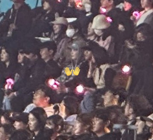 IU diễn đêm concert đầu tiên: Loạt sao ủng hộ, NewJeans làm khách mời, hé lộ cái kết mới của MV đóng với V! - Ảnh 6.