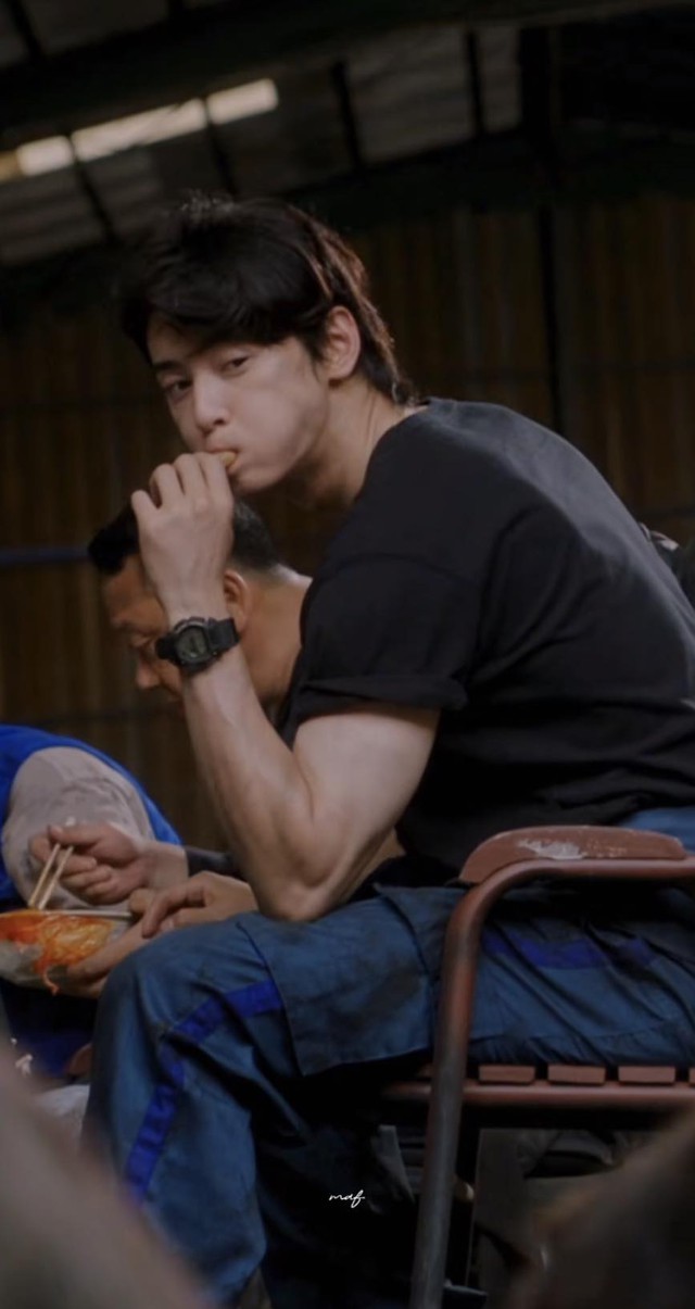 Nam thần đẹp nhất Hàn Quốc gây sốt cõi mạng chỉ nhờ ngồi ăn mì, netizen mê mẩn cơ bắp quá đỉnh - Ảnh 8.