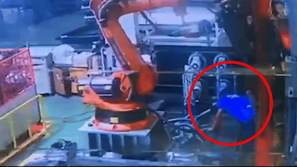 Robot tấn công tàn bạo khiến kỹ sư tại nhà máy Thái Lan tử vong, camera an ninh ghi lại toàn bộ diễn biến gây ám ảnh - Ảnh 2.