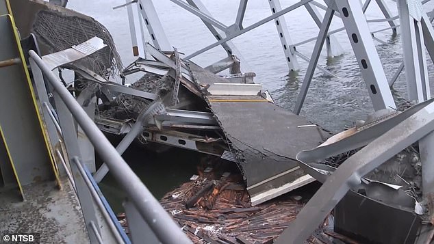 Cây cầu sập sau thảm kịch khiến nước Mỹ chao đảo: Thân cầu biến dạng, tốn 24.000 tỷ mới có thể phục hồi - Ảnh 3.