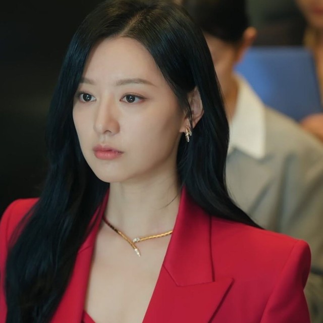 Kim Ji Won lên đồ báo thù gần 1,3 tỷ trong tập 7 “Queen of Tears”: Đỏ rực hừng hực để dằn mặt chồng - Ảnh 5.
