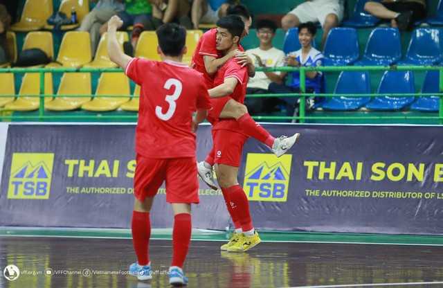 Thi đấu kiên cường, tuyển Việt Nam ăn mừng trước đội Top 7 thế giới - Ảnh 2.