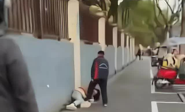 Bức ảnh 2 người ẩu đả trên phố thu hút sự chú ý, tìm hiểu mối quan hệ, ai nấy lắc đầu: Hỏng cả 1 thế hệ - Ảnh 1.