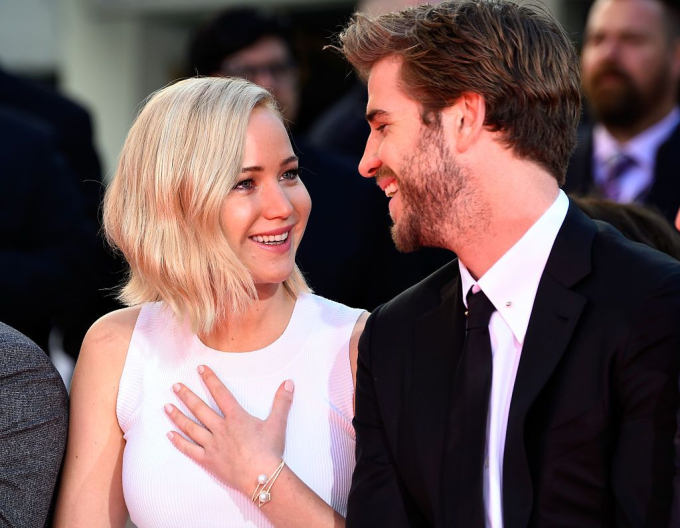 Lời nguyền tình ái nhà Miley Cyrus: Nữ ca sĩ làm hẳn MV tố chồng cũ Liam Hemsworth ngoại tình, mẹ ruột bị nghi cướp bạn giường của con út? - Ảnh 8.