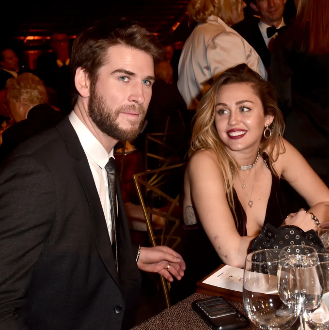 Miley Cyrus' love curse: The singer made a music video accusing her ex-husband Liam Hemsworth of having an affair, her biological mother was suspected of stealing her youngest child's bed partner? - Photo 5.