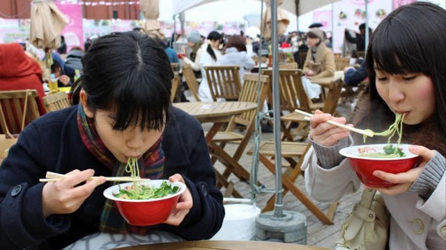 Văn hóa thưởng thức mì ramen tại Nhật Bản thay đổi khi món ăn không chỉ dành riêng cho nam giới - Ảnh 1.