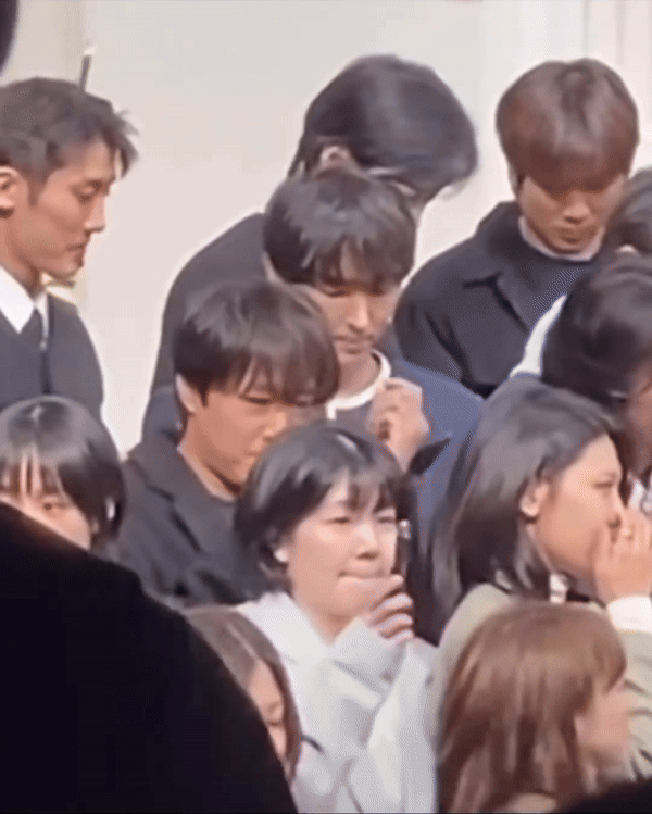 Hôn lễ tài tử gây sốt: Lee Jun Ki nổi bật giữa dàn sao nổi tiếng, Sooyoung gây sốt khi hát hit của SNSD - Ảnh 9.